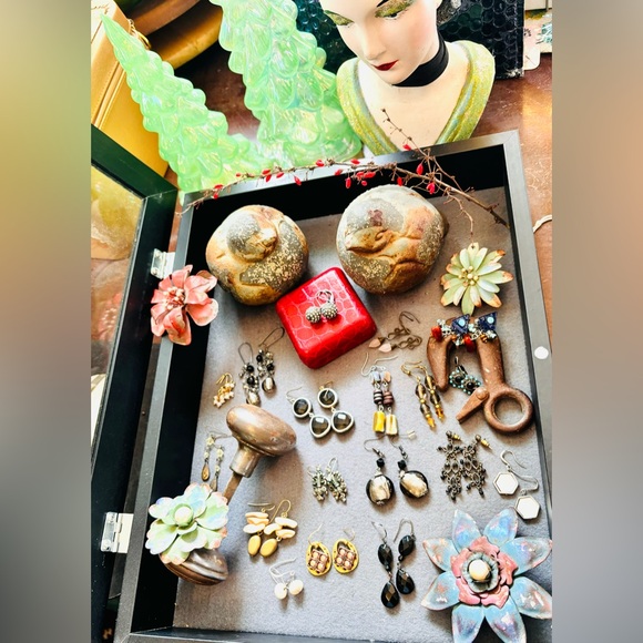 Bundle Lot of 18 Pair of Unique Vintage Retro Assorted Pierced Dangle Earrings - Picture 9 of 17